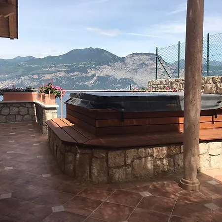 Bmp Deluxe 1 Jacuzzi Riscaldata Privata Vista Di Garda * 布雷佐内加尔达