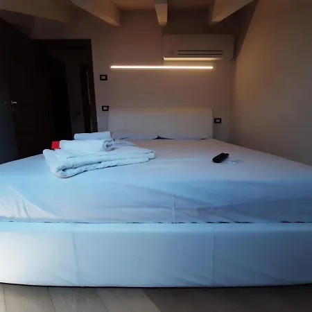 Bmp Deluxe 1 Jacuzzi Riscaldata Privata Vista Di Garda Lägenhet *