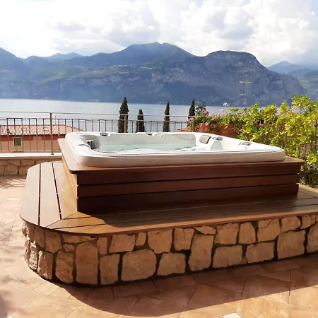 Bmp Deluxe 1 Jacuzzi Riscaldata Privata Vista Di Garda Lägenhet *